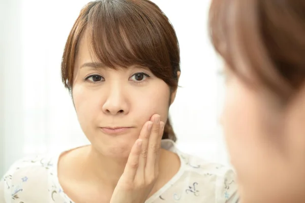 Mujer Preocupada Que Tiene Problemas Piel — Foto de Stock