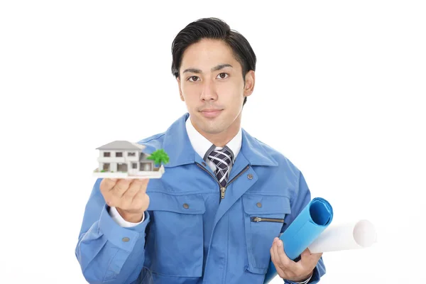 Asiatischer Arbeiter Mit Wohnmodell — Stockfoto