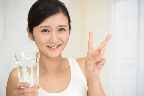 Vrouw Die Een Glas Water Drinkt — Stockfoto