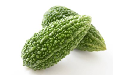 taze acı beyaz arka plan üzerinde izole su kabakları