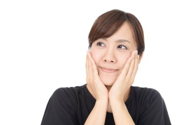 Beyaz arka planda izole edilmiş gülümseyen Asyalı kadın