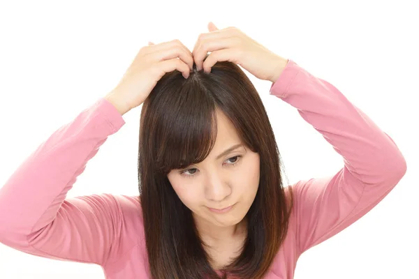 Mulher Olhando Infeliz Com Seu Cabelo — Fotografia de Stock