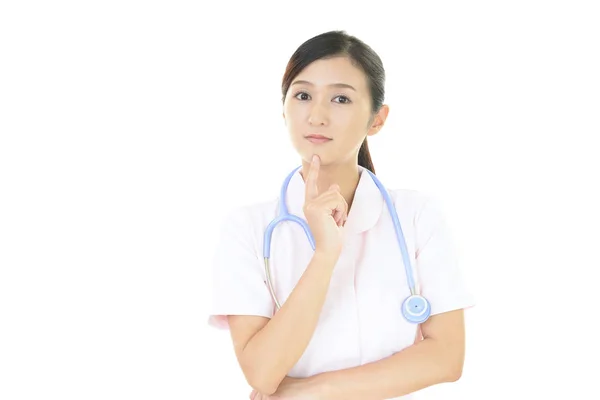 白い背景に孤立した心配アジアの看護師 — ストック写真