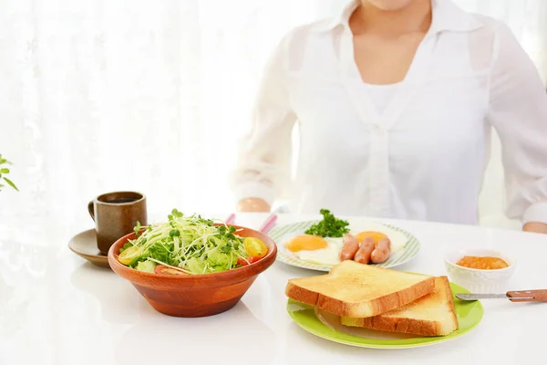 Frau Die Eine Mahlzeit Genießt — Stockfoto