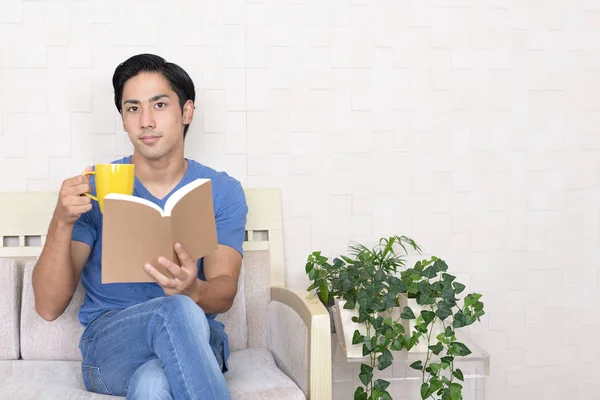 Άνθρωπος Διαβάζει Ένα Βιβλίο — Φωτογραφία Αρχείου