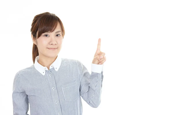 Aziatische Woman Wijzend Geïsoleerd Witte Achtergrond — Stockfoto