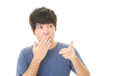 Şaşırmış Asyalı adam beyaz arka planda izole edilmiş.