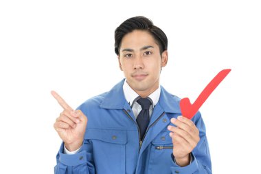 Onay işareti olan Asyalı işçi