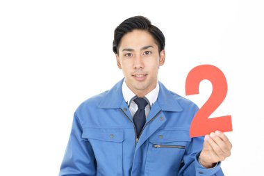 Asyalı işçi iki numara tutuyor