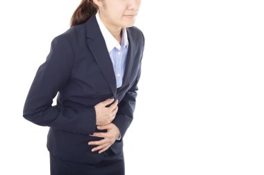 Karın ağrısı olan bir kadın.