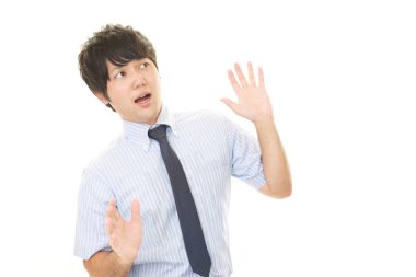 Şaşırmış Asyalı işadamı beyaz arka planda izole edilmiş.