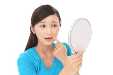 Genç üzgün kadının teniyle ilgili sorunları var.