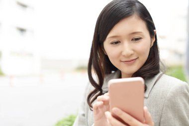 akıllı telefon arayan kadın