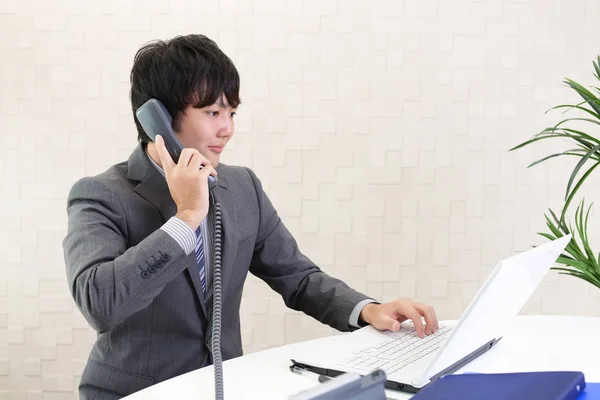 Office Worker Talking Phone — Stock Photo, Image