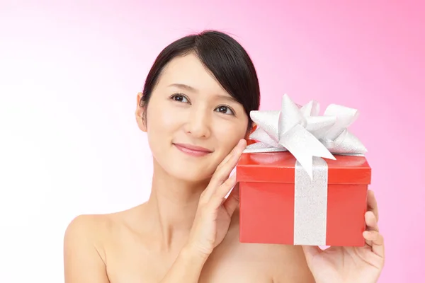 Lächelnde Frau Mit Einem Geschenk — Stockfoto