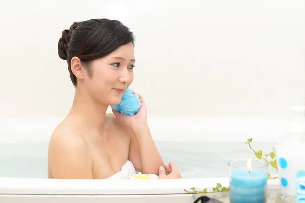 Žena Relaxační Koupel — Stock fotografie