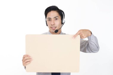 Bir tahta ile gülümseyen telefon operatörü