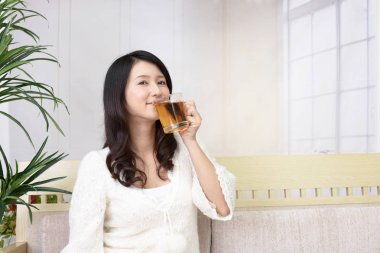 Çay evde olan kadın