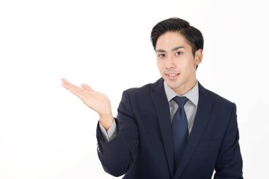 İş adamı yolu gösterir.