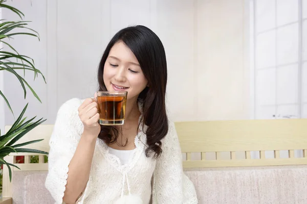在家喝茶的女人 — 图库照片