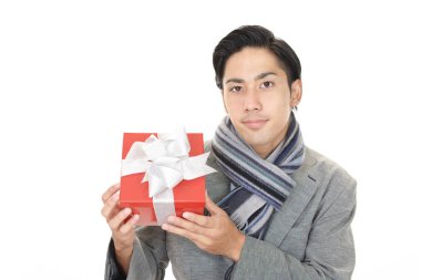 Bir hediye ile gülümseyen adam
