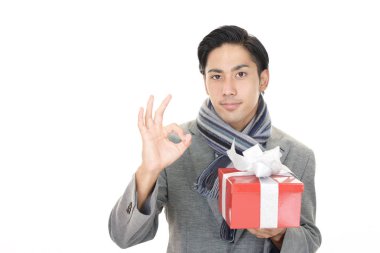Bir hediye ile gülümseyen adam