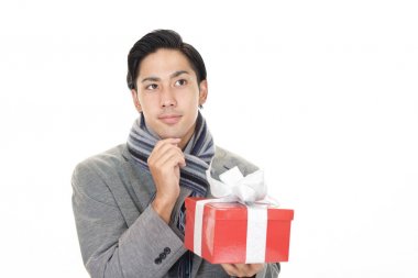 Bir hediye ile gülümseyen adam
