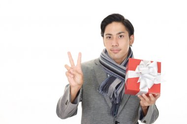 Bir hediye ile gülümseyen adam