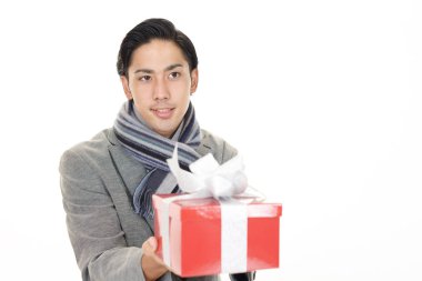 Bir hediye ile gülümseyen adam