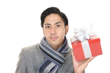 Bir hediye ile gülümseyen adam