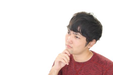 Beyaz arka plan üzerinde izole huzursuz Asyalı adam