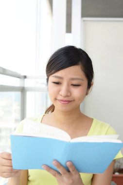 Kitap okuyan bir kadın.