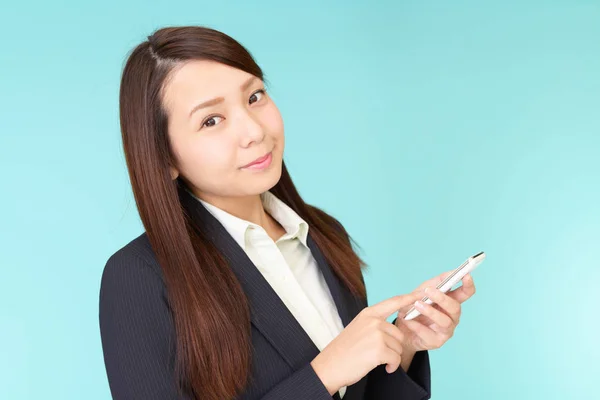 Geschäftsfrau Schaut Aufs Smartphone — Stockfoto