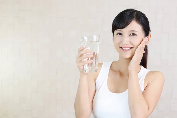 Mujer Bebiendo Vaso Agua — Foto de Stock