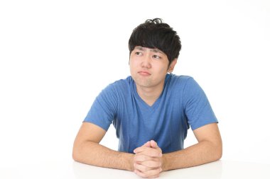 Beyaz arka plan üzerinde izole memnun Asyalı adam