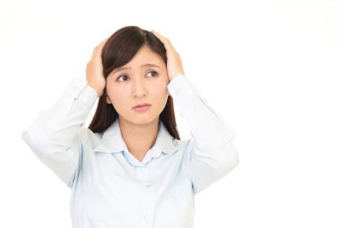 Beyaz arka plan üzerinde izole sinirli Asyalı adam