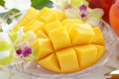 Yemek masasında taze mango