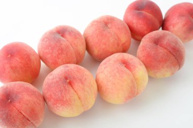 Beyaz arka planda taze şeftaliler izole edildi