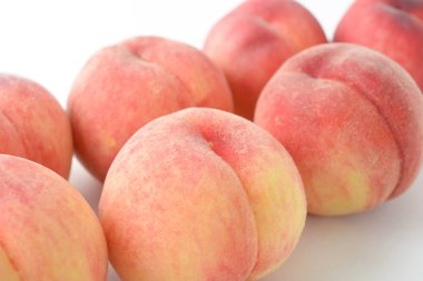 Beyaz arka planda taze şeftaliler izole edildi