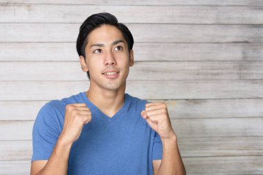 Mutlu poz veren genç adam.