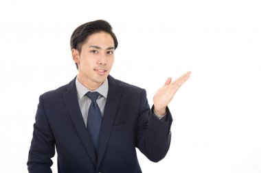 İş adamı yolu gösterir.