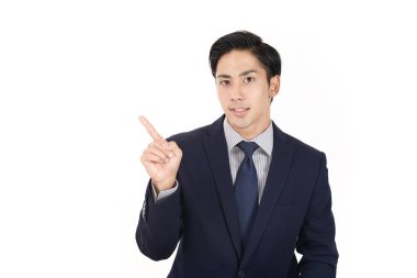 İşadamı parmağıyla işaret ediyor.