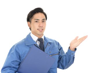 Beyaz arka plan üzerinde izole gülümseyen Asya alt