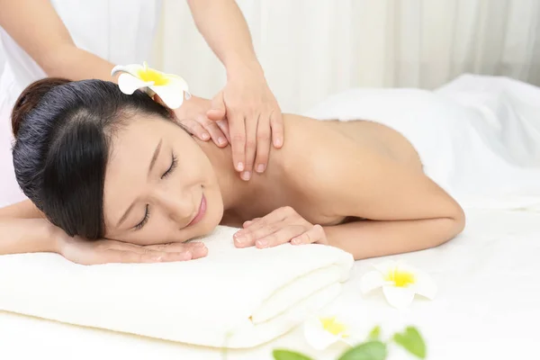 Mulher Bonita Desfrutando Uma Massagem Centro Spa — Fotografia de Stock