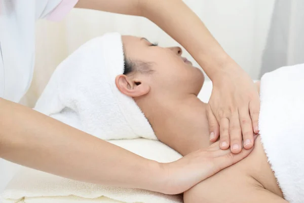 Frau Erhält Körpermassage Wellness Salon — Stockfoto