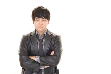 Kolları bağlı Asyalı bir adam.