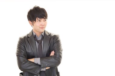 Kolları bağlı Asyalı bir adam.