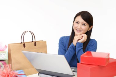 vrouw doen online winkelen thuis