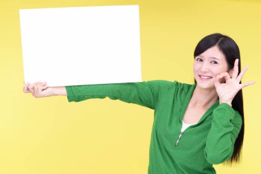 Bir beyaz tahta ile gülümseyen kadın