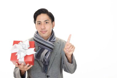 Hediyeyle gülümseyen adam.